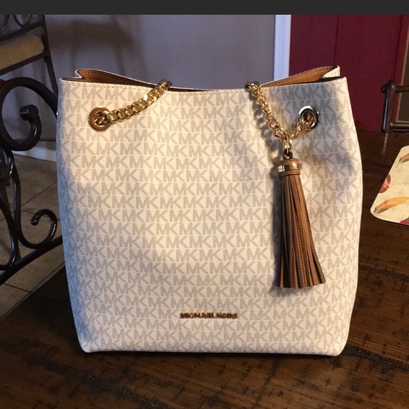 Michael Kors Handbags - Michael Kors shoulder jet set chain purse